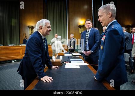 Washington, USA. April 2024. Senator Jack Reed (D-R.I.), Ausschussvorsitzender, spricht mit Timothy Haugh, dem Direktor der National Security Agency und Befehlshaber des US-Cyber Command General Timothy Haugh, vor einer Anhörung des Armed Services Committee des Senats zum Haushalt 2025 von Präsident Biden im US-Kapitol in Washington, DC, am Mittwoch, den 10. April, im US-Kapitol. 2024. (Graeme Sloan/SIPA USA) Credit: SIPA USA/Alamy Live News Stockfoto