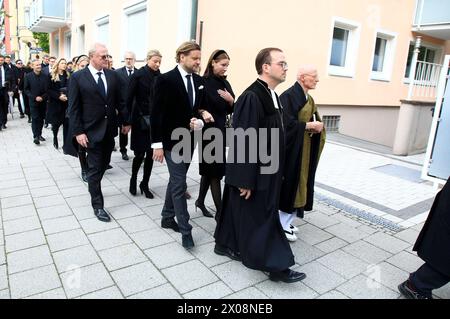 Sophie Wepper mit Ehemann David Meister im Trauerzug zur Beisetzung von Fritz Wepper im Familiengrab der Familie Wepper auf dem Friedhof Neuhausen im Münchner Stadtteil Neuhausen. München, 10.04.2024 *** Sophie Wepper mit Ehemann David Meister im Trauerzug zur Beerdigung von Fritz Wepper im Familiengrab Wepper auf dem Neuhausener Friedhof im Münchner Stadtteil Neuhausen München, 10 04 2024 Foto:XM.xWehnertx/xFuturexImagex trauerfeier wepper 4451 Stockfoto