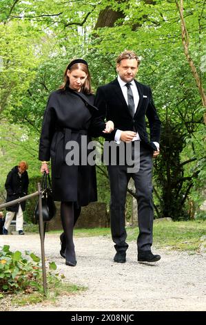 Sophie Wepper mit Ehemann David Meister im Trauerzug zur Beisetzung von Fritz Wepper im Familiengrab der Familie Wepper auf dem Friedhof Neuhausen im Münchner Stadtteil Neuhausen. München, 10.04.2024 *** Sophie Wepper mit Ehemann David Meister im Trauerzug zur Beerdigung von Fritz Wepper im Familiengrab Wepper auf dem Neuhausener Friedhof im Münchner Stadtteil Neuhausen München, 10 04 2024 Foto:XM.xWehnertx/xFuturexImagex trauerfeier wepper 4469 Stockfoto