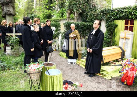 Susanne Kellermann, Filippa Wepper und Sophie Wepper bei der Beisetzung von Fritz Wepper im Familiengrab der Familie Wepper auf dem Friedhof Neuhausen im Münchner Stadtteil Neuhausen. München, 10.04.2024 *** Susanne Kellermann, Filippa Wepper und Sophie Wepper bei der Beerdigung von Fritz Wepper im Familiengrab Wepper auf dem Friedhof Neuhausen München, 10 04 2024 Foto:XM.xWehnertx/xFuturexImagex trauerfeier wepper 4467 Stockfoto