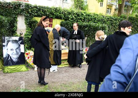 Sophie Wepper, Filippa Wepper und Susanne Kellermann bei der Beisetzung von Fritz Wepper im Familiengrab der Familie Wepper auf dem Friedhof Neuhausen im Münchner Stadtteil Neuhausen. München, 10.04.2024 *** Sophie Wepper, Filippa Wepper und Susanne Kellermann bei der Beerdigung von Fritz Wepper im Familiengrab Wepper auf dem Friedhof Neuhausen München, 10 04 2024 Foto:XM.xWehnertx/xFuturexImagex trauerfeier wepper 4464 Stockfoto