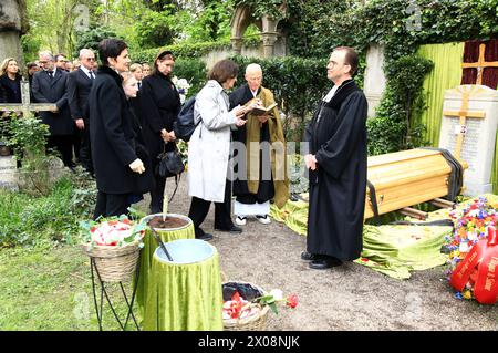 Susanne Kellermann, Filippa Wepper und Sophie Wepper bei der Beisetzung von Fritz Wepper im Familiengrab der Familie Wepper auf dem Friedhof Neuhausen im Münchner Stadtteil Neuhausen. München, 10.04.2024 *** Susanne Kellermann, Filippa Wepper und Sophie Wepper bei der Beerdigung von Fritz Wepper im Familiengrab Wepper auf dem Friedhof Neuhausen München, 10 04 2024 Foto:XM.xWehnertx/xFuturexImagex trauerfeier wepper 4466 Stockfoto