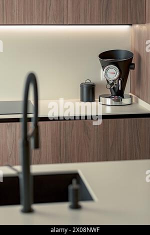 Eine elegante Espressomaschine mit Manometer befindet sich auf einer Küchentheke, die durch sanfte Hintergrundbeleuchtung und moderne Designelemente akzentuiert wird Stockfoto