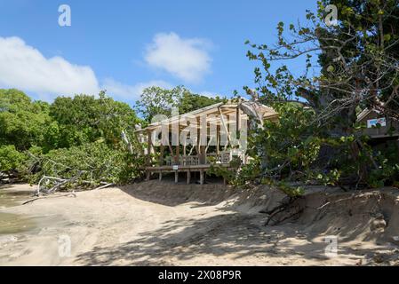 Mangoz Beach Club Bar und Restaurant am Lower Bay Beach, Bequia Island, St. Vincent und die Grenadinen, Karibik Stockfoto