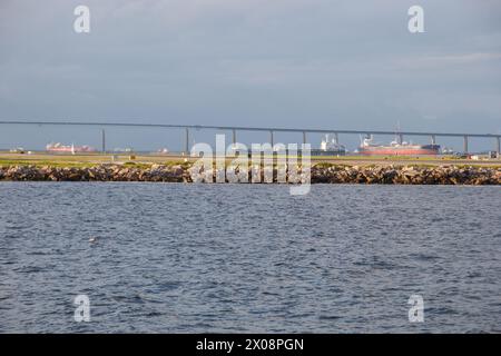 Start- und Landebahn am Flughafen Santos Dumont, von der Guanabara Bay in Rio de Janeiro, Brasilien aus gesehen. Stockfoto