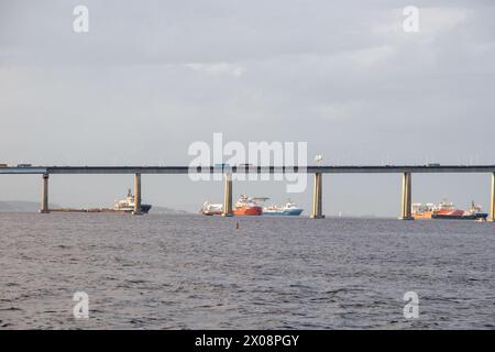 Boote in der Bucht guanabara in der Nähe der rio x niteroi Brücke in Rio de Janeiro, Brasilien. Stockfoto