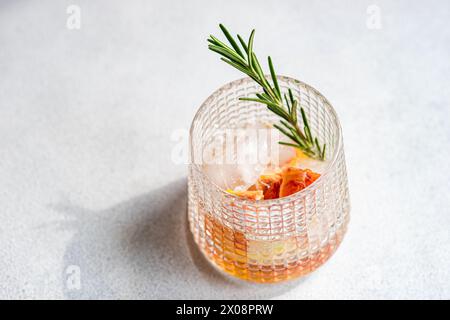 Blick von oben auf elegant präsentiertes Wodka Tonic mit einem Hauch von Grapefruit und einem Zweig Rosmarin, symbolisiert eine raffinierte Erfrischung Stockfoto