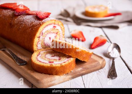 Schweizer Brötchen mit Erdbeeren und Sahne, hausgemachtes Dessert Stockfoto