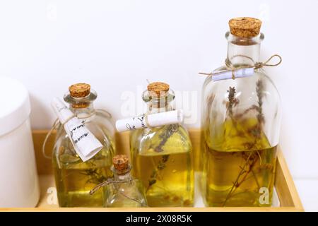 Glasgläser mit Bio-Aromaölen für therapeutische Entspannungsmassage und Hautkuration im Spa Stockfoto