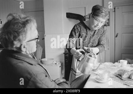 Aktuell 16 - 6 - 1973: Hundert Häuser und ein Mann als vor 20 Jahren war Bjørnsund eine lebendige Gemeinde. Heute ist nur noch eine Person in diesem Fischerdorf übrig. Jetzt wird Bjørnstad ein Touristenziel. Die Leute sind begierig, hier draußen in dieser Einsamkeit ein Haus zu kaufen. Foto: Sverre A. Børretzen / aktuell / NTB ***FOTO NICHT BEARBEITET*** Stockfoto