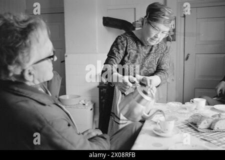 Aktuell 16 - 6 - 1973: Hundert Häuser und ein Mann als vor 20 Jahren war Bjørnsund eine lebendige Gemeinde. Heute ist nur noch eine Person in diesem Fischerdorf übrig. Jetzt wird Bjørnstad ein Touristenziel. Die Leute sind begierig, hier draußen in dieser Einsamkeit ein Haus zu kaufen. Foto: Sverre A. Børretzen / aktuell / NTB ***FOTO NICHT BEARBEITET*** Stockfoto