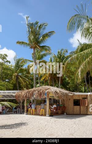 Die Sand Bar (im Besitz des Bequia Beach Hotels) am Friendship Bay Beach, Bequia Island, St. Vincent & die Grenadinen, Karibik Stockfoto