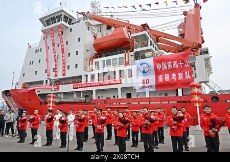 (240410) -- QINGDAO, 10. April 2024 (Xinhua) -- Mitglieder des Expeditionsteams nehmen am 10. April 2024 an einer Begrüßungszeremonie in einem Hafen in Qingdao, ostchinesischer Provinz Shandong Teil. Chinas Forschungseisbrecher Xuelong kam am Mittwoch nach Abschluss seiner letzten Antarktis-Expedition in einem Hafen in Qingdao an und wird dort ein dreitägiges Open House für die Öffentlichkeit beherbergen. Chinas 40. Antarktis-Expeditionsteam brach am 1. November von Shanghai aus auf. 2023 und erfolgreich verschiedene Expeditionsaufgaben, die 161 Tage dauerten, mit insgesamt mehr als 81.000 Seemeilen. (Xinhua/Li Ziheng) Stockfoto