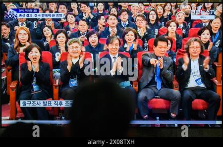 In Südkoreas 24-Stunden-TV Yonhapnews sehen Cho Kuk (C), Führer der Südkoreanischen Partei für den Wiederaufbau Koreas, und seine Parteimitglieder sehen die Ergebnisse der Wahlabstimmungen für die Parlamentswahlen in der Nationalversammlung auf einem TV am Bahnhof Yongsan in Seoul. Der südkoreanische Oppositionsblock, einschließlich der wichtigsten oppositionellen Demokratischen Partei, sollte bei einer Parlamentswahl am 10. April mehr als 200 Sitze abfegen, eine erdrückende Niederlage für die herrschende People's Power Party und den Präsidenten von Yoon Suk Yeol, wie die Austrittsumfragen zeigten. Stockfoto