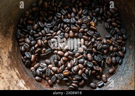 Kaffeebohnen mit einer reichen, gerösteten Textur, in einer robusten Schüssel gefangen, in der die lokalen Produkte von Bali präsentiert werden. Stockfoto