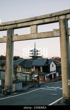 Ruhige Szene mit einem traditionellen japanischen Viertel mit einer prominenten fünfstöckigen Pagode und Torii-Tor in der Abenddämmerung Stockfoto