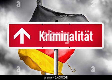 FOTOMONTAGE, Rotes Schild mit Aufschrift Kriminalität und steigendem Pfeil vor Deutschlandfahne *** FOTOMONTAGE, Rotes Schild mit Aufschrift Verbrechen und aufsteigendem Pfeil vor deutscher Flagge Stockfoto