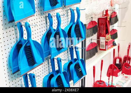 Kunststoffbürsten und -Schaufeln zur Reinigung im Geschäft Stockfoto