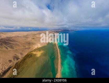 Dieses Luftbild fängt das faszinierende türkisfarbene Wasser und die Sandstrände des Cofete Beach im Süden von Fuerteventura ein Stockfoto