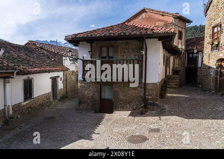 Bezaubernde Kopfsteinpflasterstraßen mit traditionellen Steinhäusern in Potes, Kantabrien, die ein Beispiel für die rustikale spanische Architektur darstellen. Stockfoto