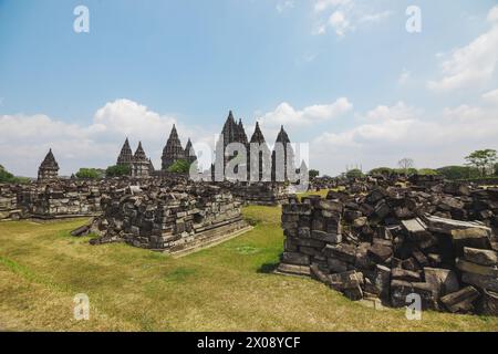 Majestätischer alter Prambanan-Tempel in Indonesien unter blauem Himmel Stockfoto