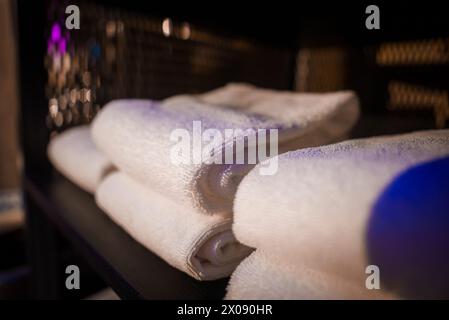 Luxuriöse weiße Handtücher auf dunklem Regal im Skigebiet Zermatt, Schweiz. Stockfoto