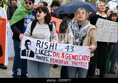 London, Großbritannien. Die Aktivistengruppen Youth Demand and and Palestine Action haben sich zusammengeschlossen, um für ein Waffenembargo und ein Ende der gesamten Entwicklung fossiler Brennstoffe in Großbritannien zu protestieren. Quelle: michael melia/Alamy Live News Stockfoto