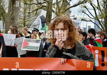 London, Großbritannien. Die Aktivistengruppen Youth Demand and and Palestine Action haben sich zusammengeschlossen, um für ein Waffenembargo und ein Ende der gesamten Entwicklung fossiler Brennstoffe in Großbritannien zu protestieren. Quelle: michael melia/Alamy Live News Stockfoto