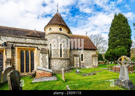 Außenansicht (Seitenansicht) der denkmalgeschützten St. Michael & All Angels Pfarrkirche in Mickleham, einem Dorf außerhalb von Dorking, Surrey Stockfoto