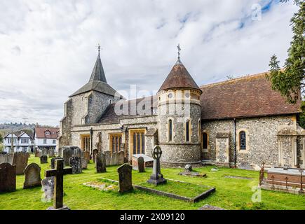 Außenansicht (Seitenansicht) der denkmalgeschützten St. Michael & All Angels Pfarrkirche in Mickleham, einem Dorf außerhalb von Dorking, Surrey Stockfoto