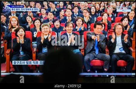 In Südkoreas 24-Stunden-TV Yonhapnews sehen Cho Kuk (C), Führer der Südkoreanischen Partei für den Wiederaufbau Koreas, und seine Parteimitglieder sehen die Ergebnisse der Wahlabstimmungen für die Parlamentswahlen in der Nationalversammlung auf einem TV am Bahnhof Yongsan in Seoul. Der südkoreanische Oppositionsblock, einschließlich der wichtigsten oppositionellen Demokratischen Partei, sollte bei einer Parlamentswahl am 10. April mehr als 200 Sitze abfegen, eine erdrückende Niederlage für die herrschende People's Power Party und den Präsidenten von Yoon Suk Yeol, wie die Austrittsumfragen zeigten. (Foto: Kim Jae-Hwan/SOPA Images/SIPA USA) Stockfoto