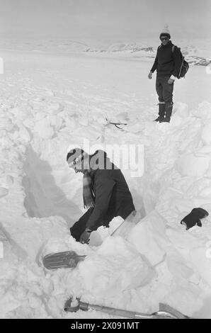 Aktuell 18 - 4 - 1974: Der Schnee ist schmutzig Regen und giftiger Staub, der mit dem Wind von weitem kommt, haben begonnen, das Leben in der Natur um uns herum zu bedrohen. Ein Forschungsprojekt mit der Bezeichnung "die Wirkung von saurem Regen auf Wälder und Fische" wurde in Zusammenarbeit von rund 10 verschiedenen Institutionen ins Leben gerufen. Foto: Sverre A. Børretzen / aktuell / NTB ***FOTO NICHT BEARBEITET*** Stockfoto