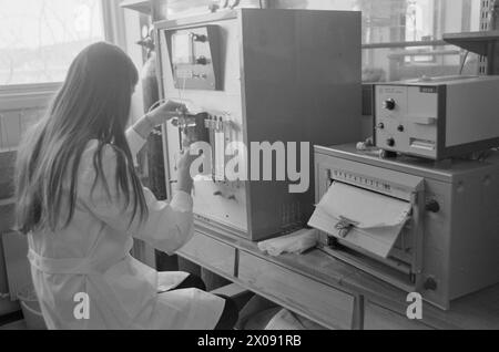 Aktuell 18 - 4 - 1974: Der Schnee ist schmutzig Regen und giftiger Staub, der mit dem Wind von weitem kommt, haben begonnen, das Leben in der Natur um uns herum zu bedrohen. Ein Forschungsprojekt mit der Bezeichnung "die Wirkung von saurem Regen auf Wälder und Fische" wurde in Zusammenarbeit von rund 10 verschiedenen Institutionen ins Leben gerufen. Foto: Sverre A. Børretzen / aktuell / NTB ***FOTO NICHT BEARBEITET*** Stockfoto