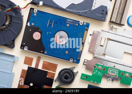 Nahaufnahme der Komponenten eines alten Laptops auf einem Tisch. Stockfoto