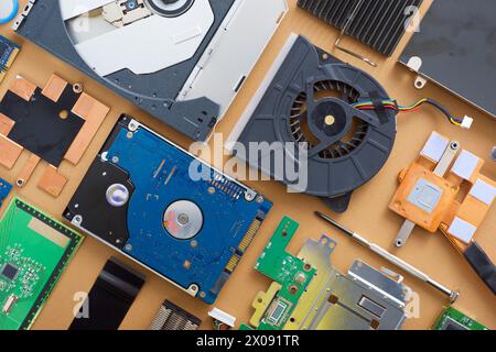 Nahaufnahme der Komponenten eines alten Laptops auf einem Tisch. Stockfoto