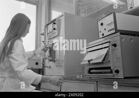 Aktuell 18 - 4 - 1974: Der Schnee ist schmutzig Regen und giftiger Staub, der mit dem Wind von weitem kommt, haben begonnen, das Leben in der Natur um uns herum zu bedrohen. Ein Forschungsprojekt mit der Bezeichnung "die Wirkung von saurem Regen auf Wälder und Fische" wurde in Zusammenarbeit von rund 10 verschiedenen Institutionen ins Leben gerufen. Foto: Sverre A. Børretzen / aktuell / NTB ***FOTO NICHT BEARBEITET*** Stockfoto