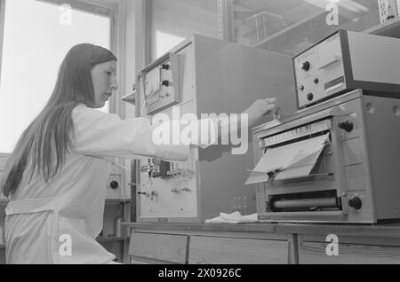 Aktuell 18 - 4 - 1974: Der Schnee ist schmutzig Regen und giftiger Staub, der mit dem Wind von weitem kommt, haben begonnen, das Leben in der Natur um uns herum zu bedrohen. Ein Forschungsprojekt mit der Bezeichnung "die Wirkung von saurem Regen auf Wälder und Fische" wurde in Zusammenarbeit von rund 10 verschiedenen Institutionen ins Leben gerufen. Foto: Sverre A. Børretzen / aktuell / NTB ***FOTO NICHT BEARBEITET*** Stockfoto