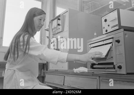 Aktuell 18 - 4 - 1974: Der Schnee ist schmutzig Regen und giftiger Staub, der mit dem Wind von weitem kommt, haben begonnen, das Leben in der Natur um uns herum zu bedrohen. Ein Forschungsprojekt mit der Bezeichnung "die Wirkung von saurem Regen auf Wälder und Fische" wurde in Zusammenarbeit von rund 10 verschiedenen Institutionen ins Leben gerufen. Foto: Sverre A. Børretzen / aktuell / NTB ***FOTO NICHT BEARBEITET*** Stockfoto