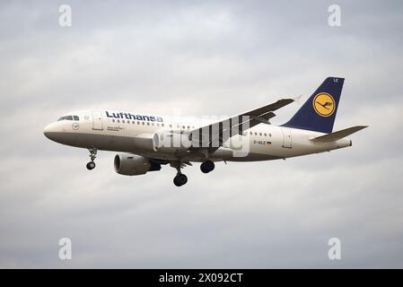 SANKT PETERSBURG, RUSSLAND - 31. OKTOBER 2015: Lufthansa Airbus A319-100 (D-AILE) fliegt gegen einen düsteren Himmel Stockfoto