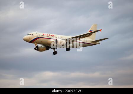 SANKT PETERSBURG, RUSSLAND - 31. OKTOBER 2015: Der Airbus A3319-111 (VQ-BAT) von Rossiya Airlines fliegt am bewölkten Abendhimmel Stockfoto