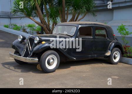 HO-CHI-MINH-STADT, VIETNAM - 19. DEZEMBER 2015: Retro-Citroen-Auto im Ho-Chi-Minh-Stadtmuseum. Vietnam Stockfoto