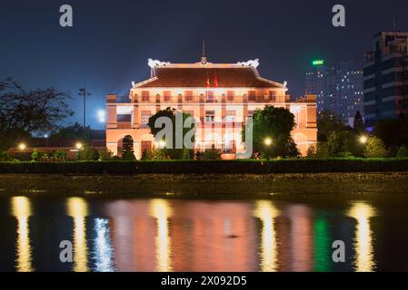 HO-CHI-MINH-STADT, VIETNAM - 20. DEZEMBER 2015: Ho-Chi-Minh-Museum am Ufer bei Nacht Stockfoto