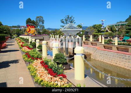 DA LAT, VIETNAM - 27. DEZEMBER 2015: Die Allee mit Lilien im Blumenpark von da Lat Stockfoto