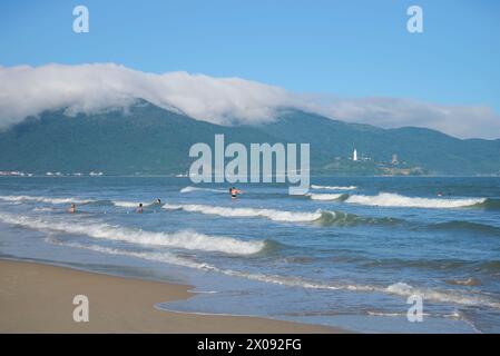 Surfen Sie am Strand von Nha Trang. Vietnam Stockfoto