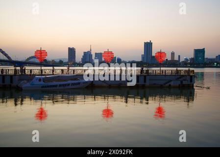 DANANG, VIETNAM - 5. JANUAR 2016: Abenddämmerung auf dem Han-Fluss Stockfoto