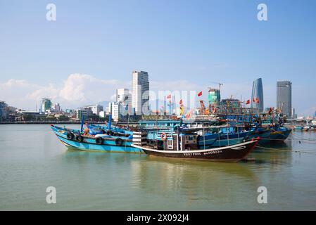 DANANG, VIETNAM - 6. JANUAR 2016: Vormittag auf dem Fluss Han. Da Nang Stockfoto