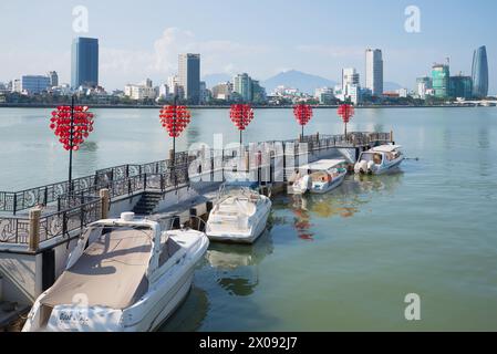 DANANG, VIETNAM - 6. JANUAR 2016: An einem sonnigen Morgen legen Touristenboote auf dem Han-Fluss an Stockfoto