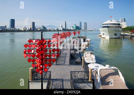 DANANG, VIETNAM - 6. JANUAR 2016: An einem sonnigen Morgen legen Touristenboote auf dem Han-Fluss an Stockfoto