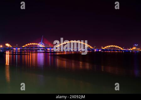 Die Drachenbrücke auf dem Han-Fluss bei nächtlicher Beleuchtung. Da Nang, Vietnam Stockfoto