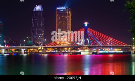 DA NANG, VIETNAM - 05. JANUAR 2016: Brücke in Nachtbeleuchtung Stockfoto